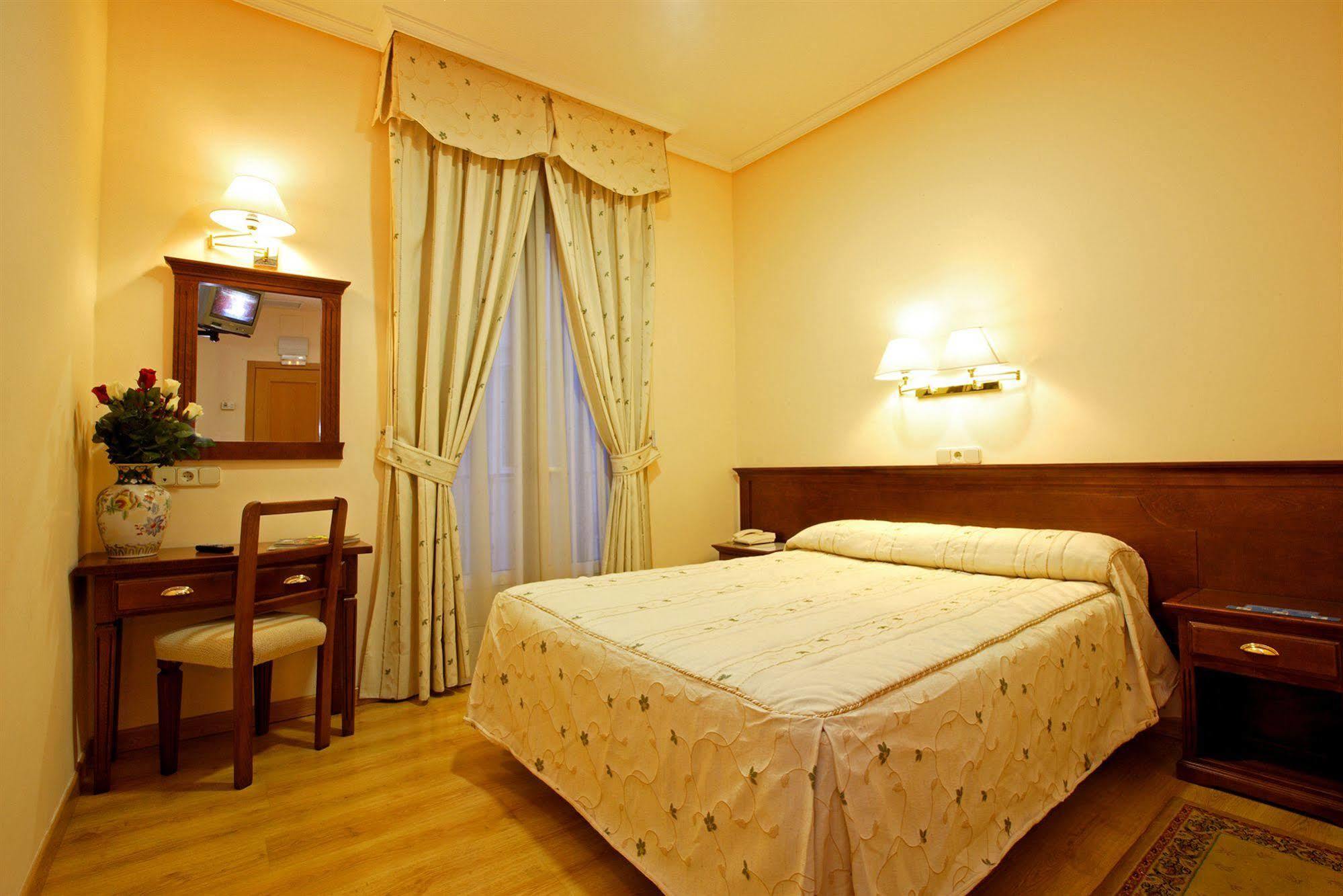 Hostal Sil & Serranos Madrid Exterior photo