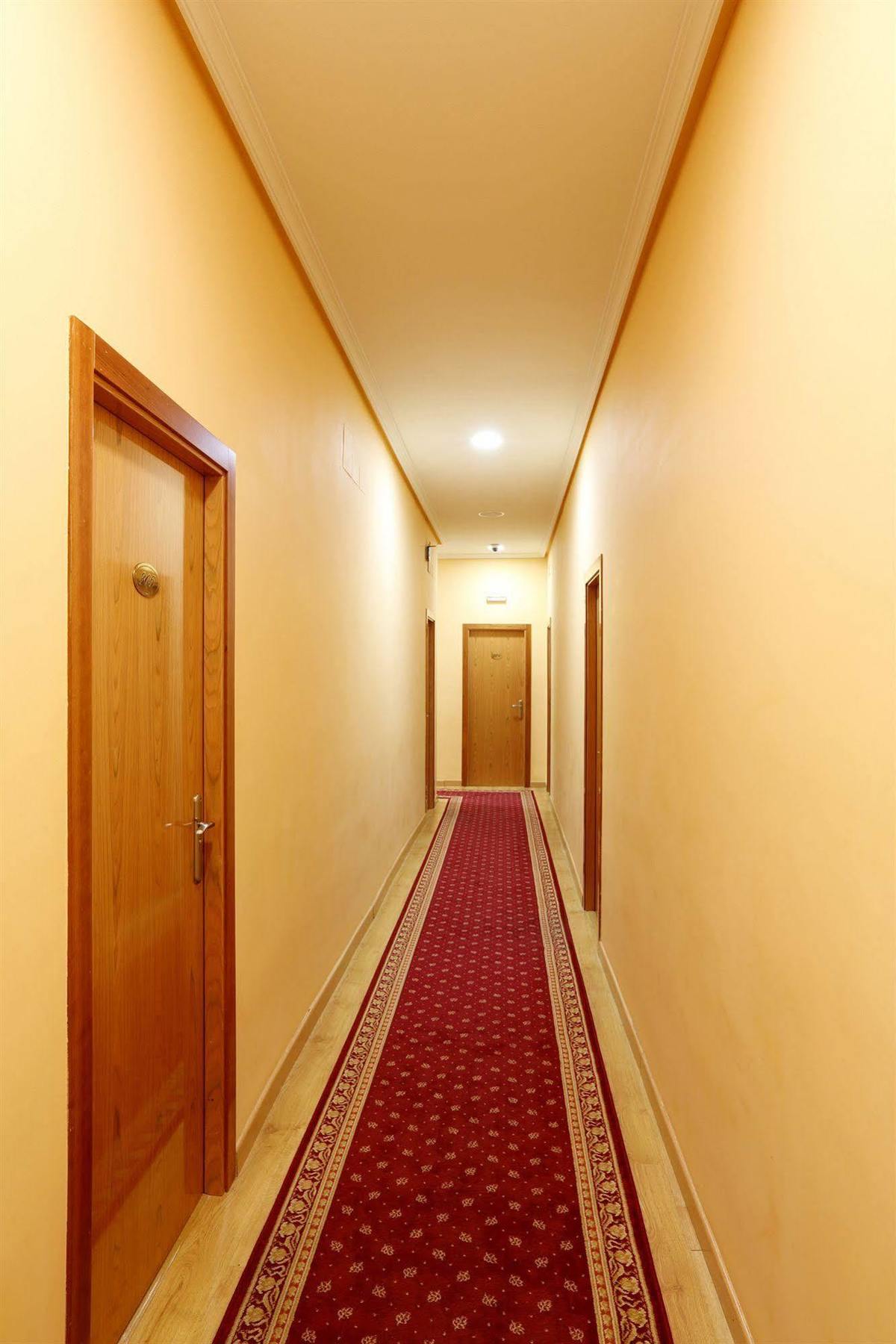 Hostal Sil & Serranos Madrid Exterior photo