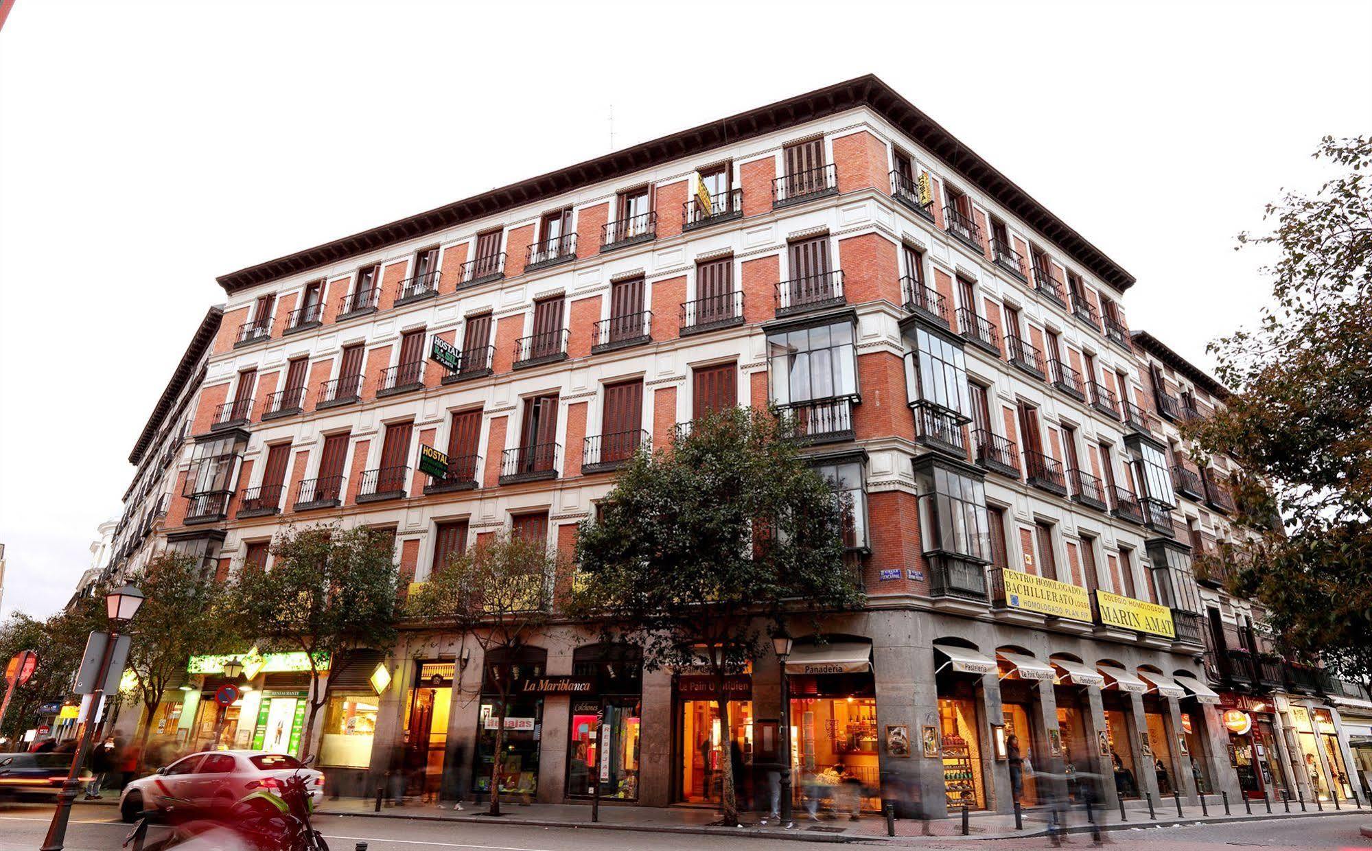 Hostal Sil & Serranos Madrid Exterior photo